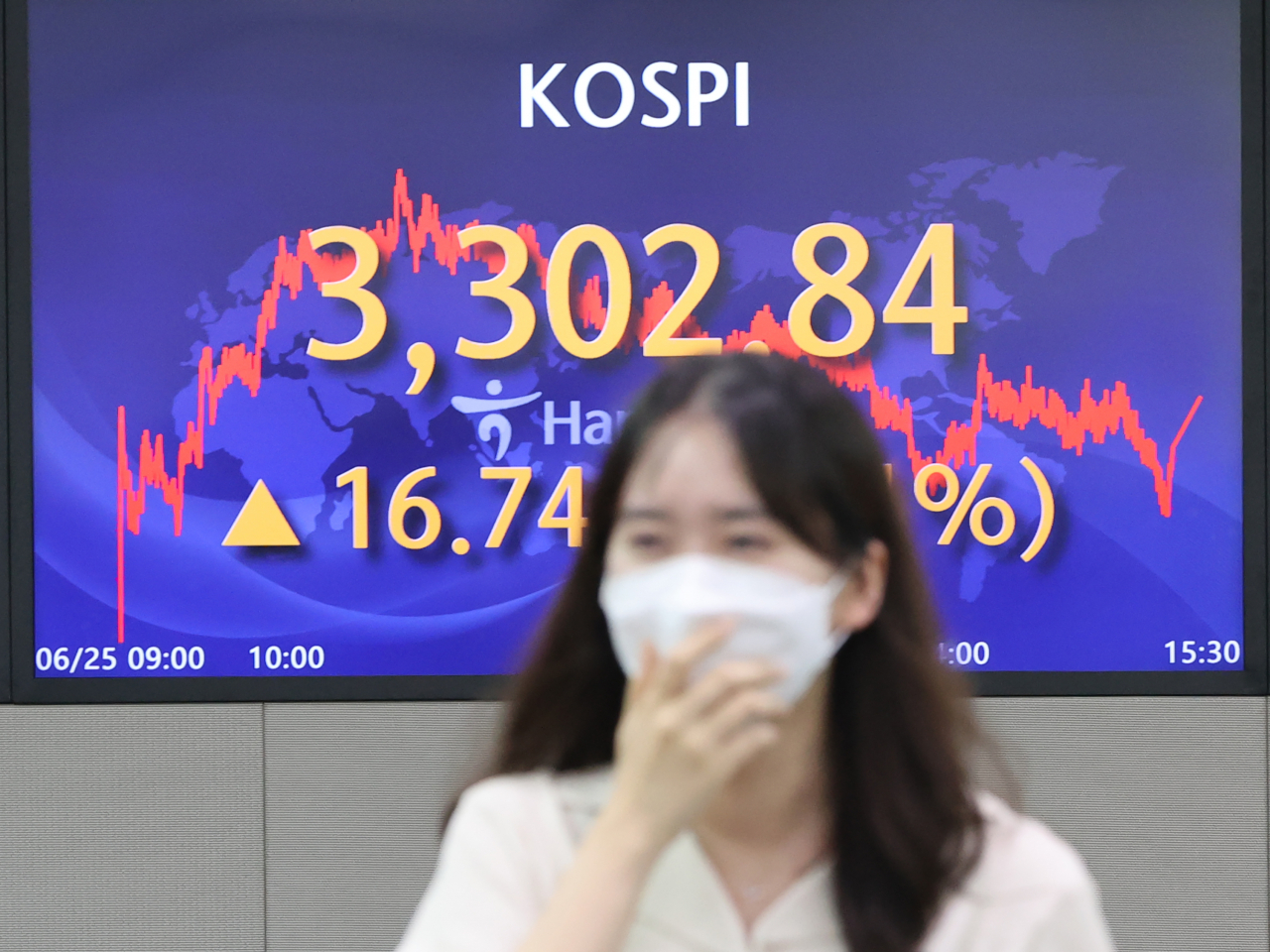 코스피가 사상 처음 3,300선을 돌파해 3,302.84에 마감한 25일 오후 서울 중구 하나은행 딜링룸에서 한 딜러가 활짝 웃고 있다. 지수는 장중 고점도 새로 썼다. 코스피가 지난 1월 사상 처음으로 3,000선, 3,100선, 3,200선을 차례로 돌파한 뒤 약 5개월에 걸친 조정 국면을 지나서 3,300선에 올라선 것이다. 연합뉴스