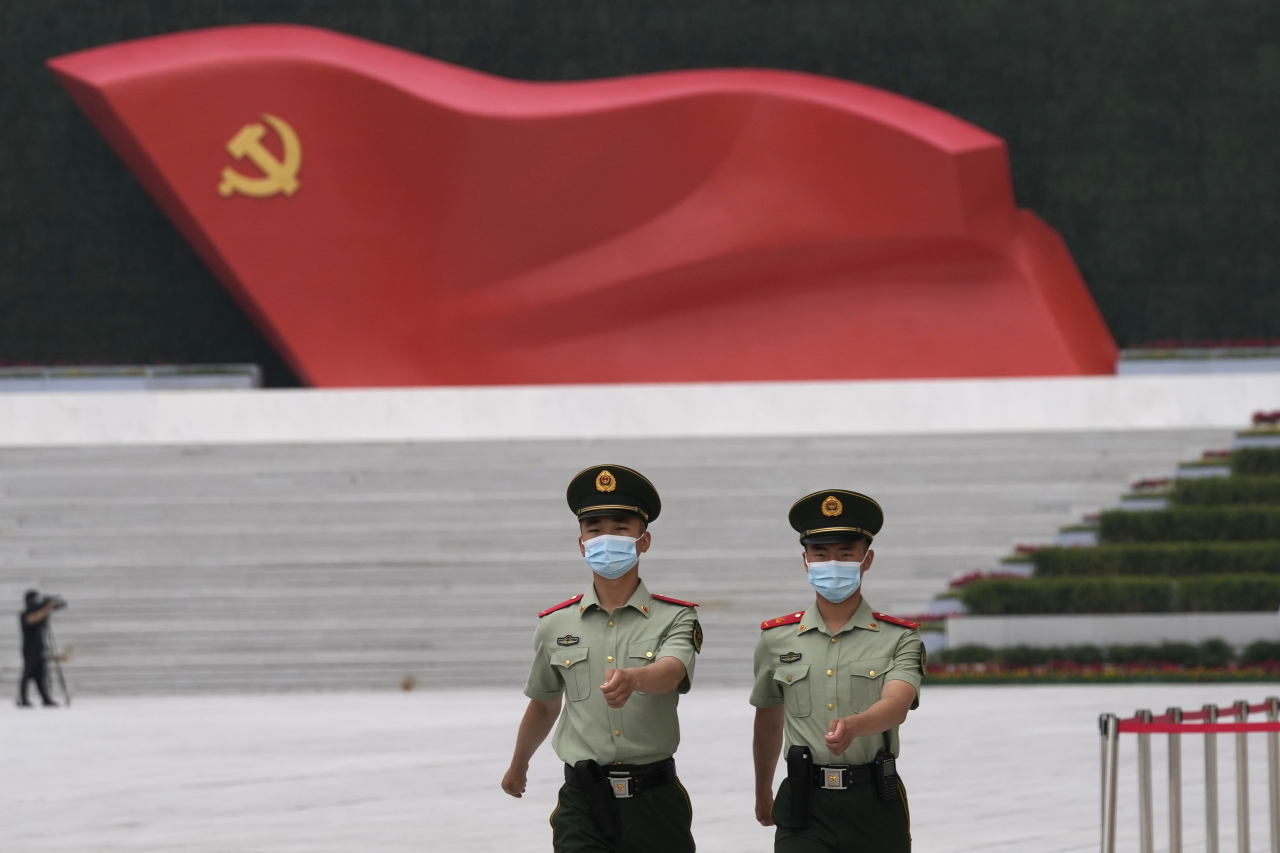 지난 23일 중국 베이징(北京)에 있는 ‘공산당 100주년 기념 박물관’ 외곽을 공안 2명이 순찰하고 있다. [AP]