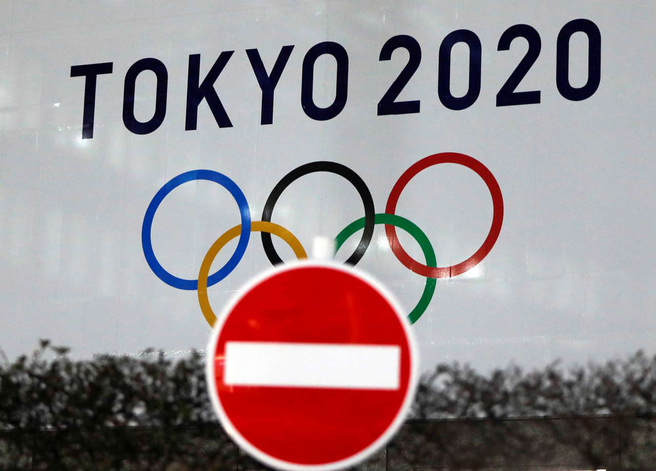 28일 아사히(朝日) 신문에 따르면 다음달 4일로 예정된 도쿄도(都) 지방의원 선거를 앞두고 지난 26~27일 유권자 804명(유효답변자)을 대상으로 벌인 전화설문 결과에 따르면, 올여름 올림픽을 어떻게 하는 게 좋은지를 묻는 항목에서 38%가 개최해야 한다고 응답하고 27%와 33%는 각각 재연기와 취소를 주장했다. [로이터]