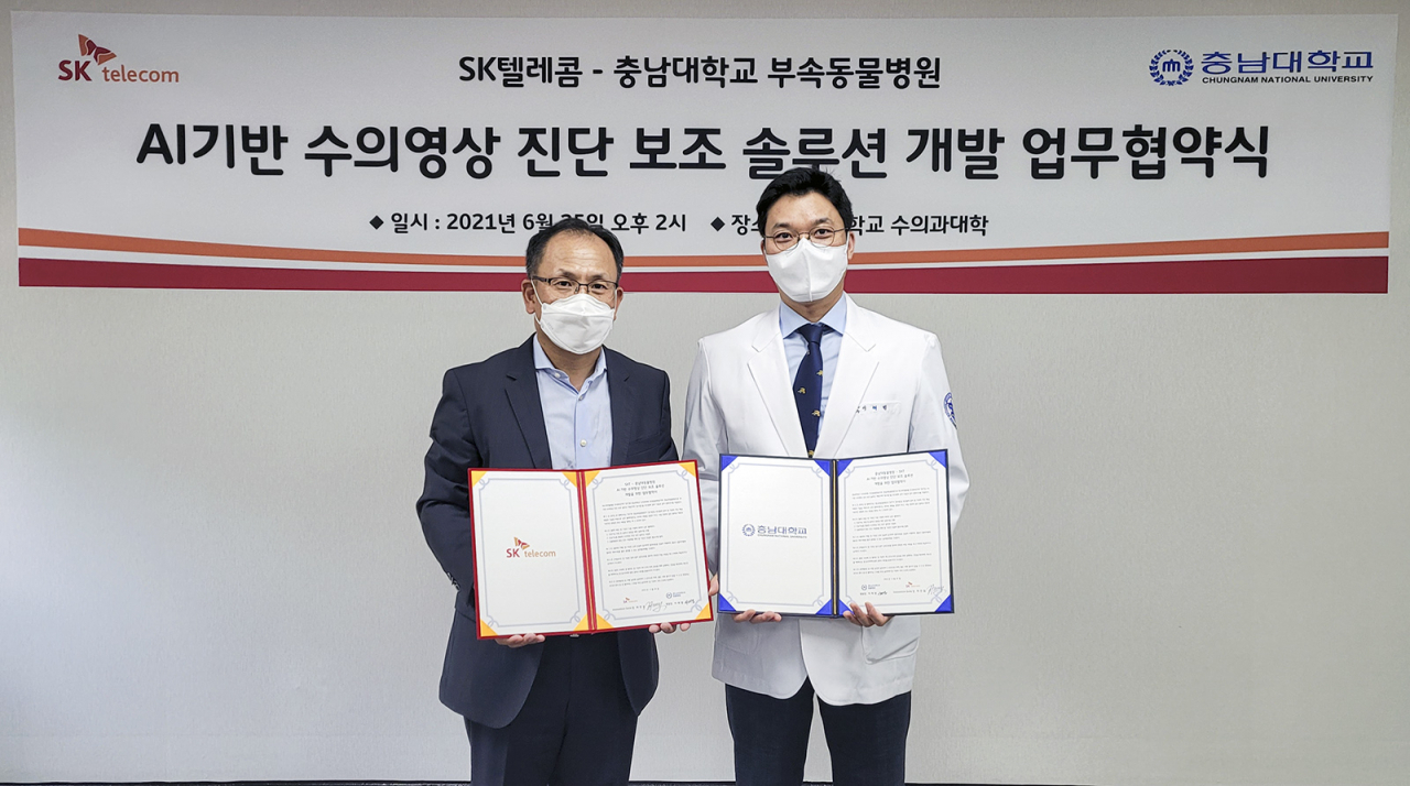 SK텔레콤이 국내 동물용 영상진단 분야 권위 기관인 충남대 수의과대학과 함께 ‘AI기반 수의영상 진단 보조 솔루션 개발’을 위한 MoU를 체결했다고 28일 밝혔다. 사진은 좌측부터 하민용 SK텔레콤 이노베이션 스위트(suite)장과 이해범 충남대학교 수의과대학 부속동물병원 원장. [SK텔레콤 제공]