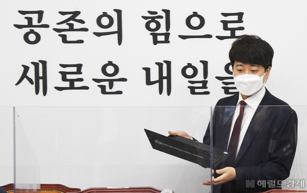 [헤럴드경제=이상섭 기자] 이준석 국민의힘 대표가 28일 오전 서울 여의도 국회에서 열린 최고위원회의에 참석하고 있다.