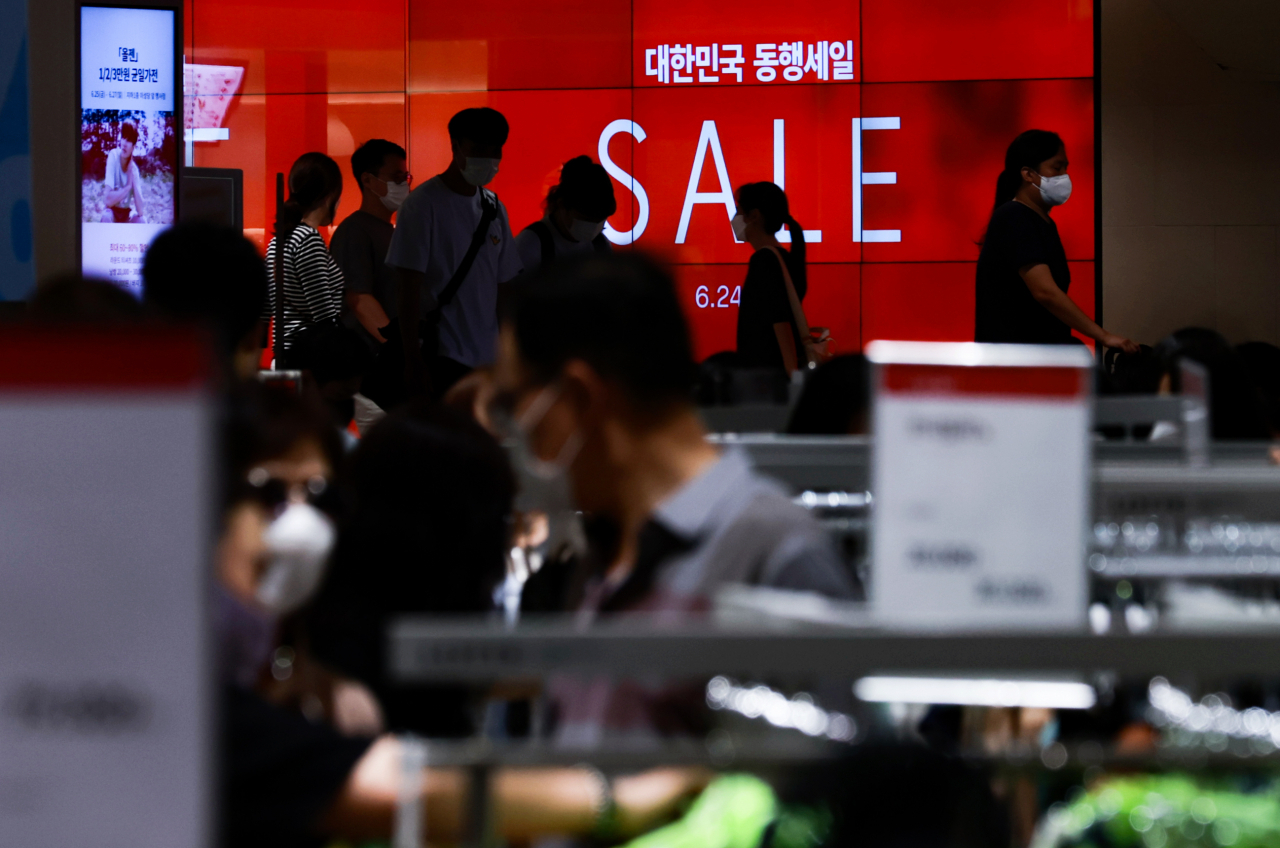 27일 오후 서울 송파구 롯데백화점 잠실점 입구에 '대한민국 동행세일'을 홍보하는 문구가 보인다. 신종 코로나바이러스 감염증 위기 극복과 소비 촉진을 위한 대규모 할인행사인 '대한민국 동행세일'은 다음달 11일까지 온·오프라인 유통업체와 지방자치단체 온라인몰, 우수 중소기업·소상공인, 전통시장 등이 참여한다. [연합]