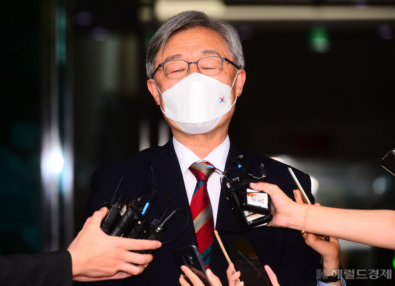야권 잠재적 대권주자로 거론되고 있는 최재형 감사원장이 28일 오전 서울 삼청동 감사원으로 출근하면서 기자들을 만나 "대통령께 사의를 표명했다" 밝히고 있다. [헤럴드경제=박해묵 기자]