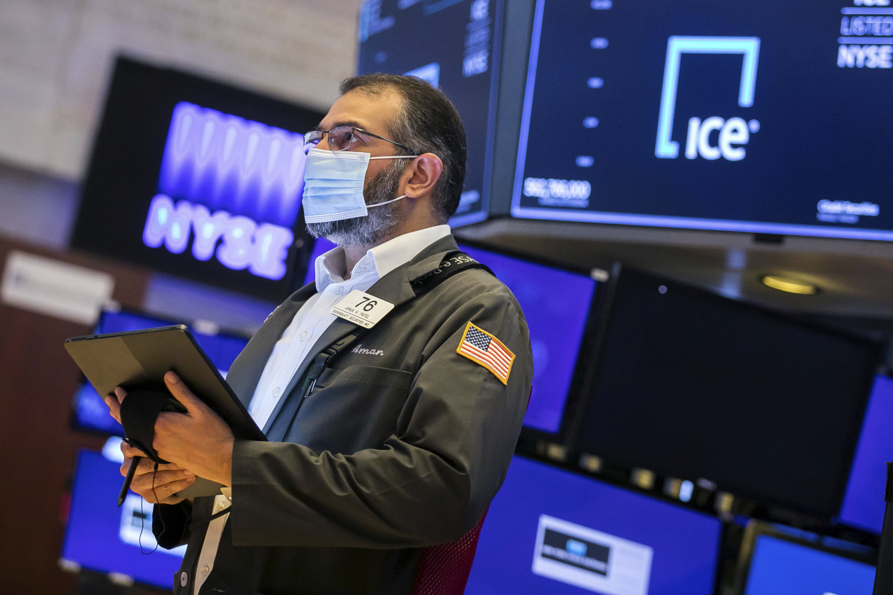 미 뉴욕증권거래소(NYSE) 직원이 주식 현황판을 바라보고 있다. [AP]