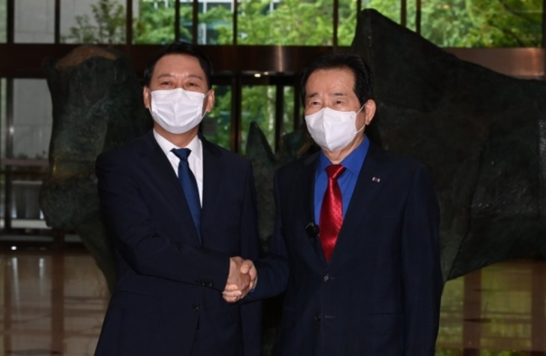 더불어민주당 대선후보인 정세균 전 국무총리(오른쪽)와 이광재 의원이 28일 오전 서울 영등포구 여의도 한국거래소에서 후보 단일화 기자회견에 앞서 악수하고 있다.[연합]