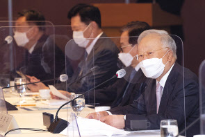 손경식(오른쪽) 한국경영자총협회 회장이 28일 오전 서울 중구 롯데호텔에서 열린 30대 기업 CHO(최고인사책임자) 간담회에 참석해 인사말을 하고 있다. [연합]