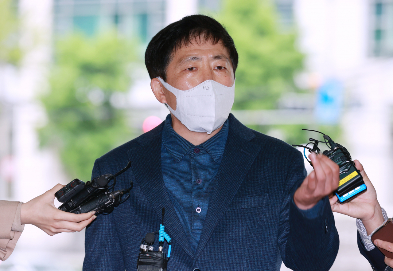 두 차례에 걸쳐 비무장지대(DMZ) 인근에서 대북전단을 살포했다고 밝힌 박상학 자유북한운동연합 대표가 지난해 5월 10일 서울경찰청에 조사를 받기 위해 출석하며 입장을 밝히고 있다. [연합]