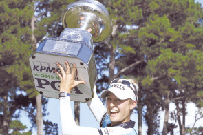 넬리 코르다가 KPMG 여자 PGA 챔피언십에서 생애 첫 메이저 우승컵을 들어 올리고 있다. [AP]