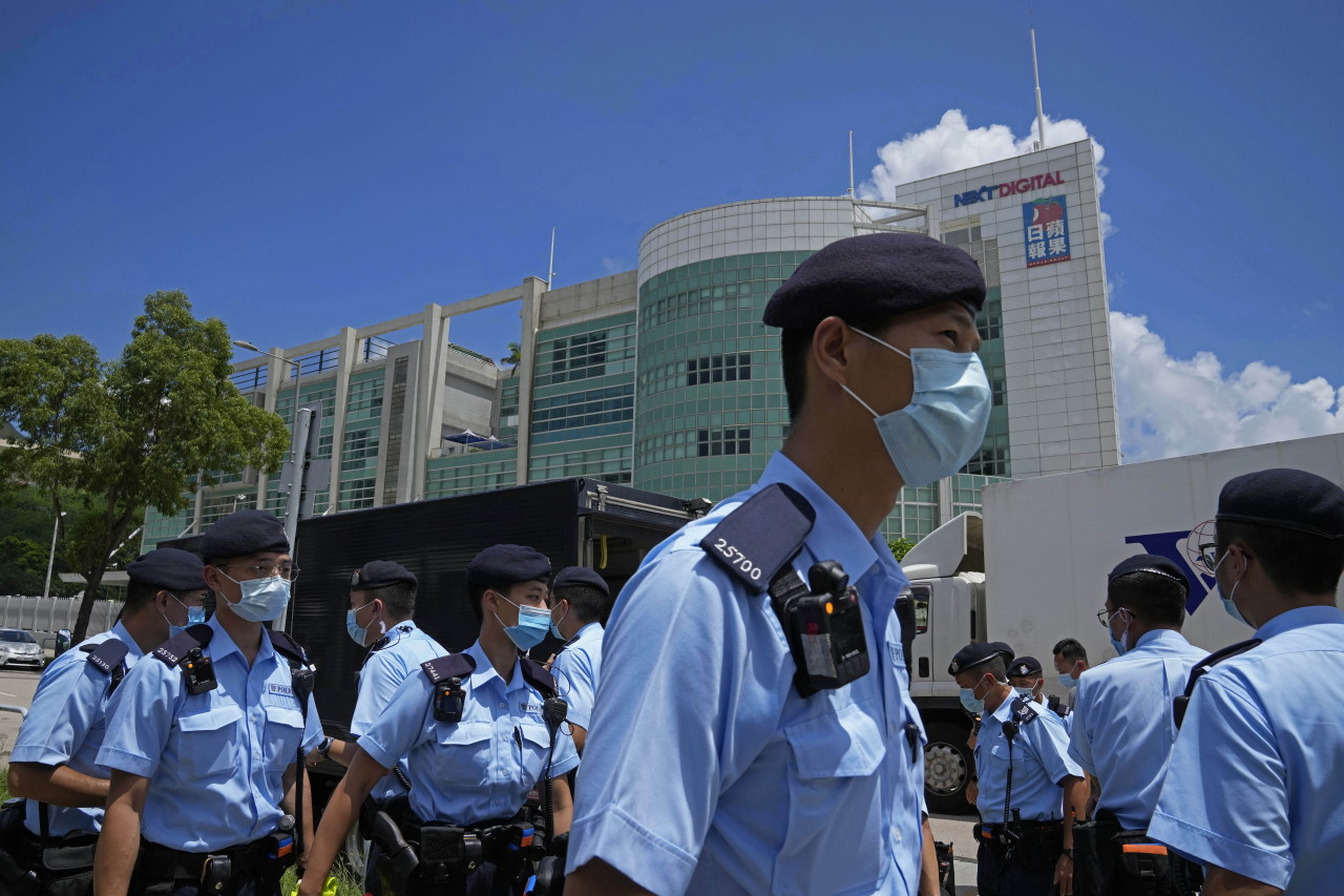 홍콩 경찰이 빈과일보 사옥 앞을 지키고 있다. [AP]