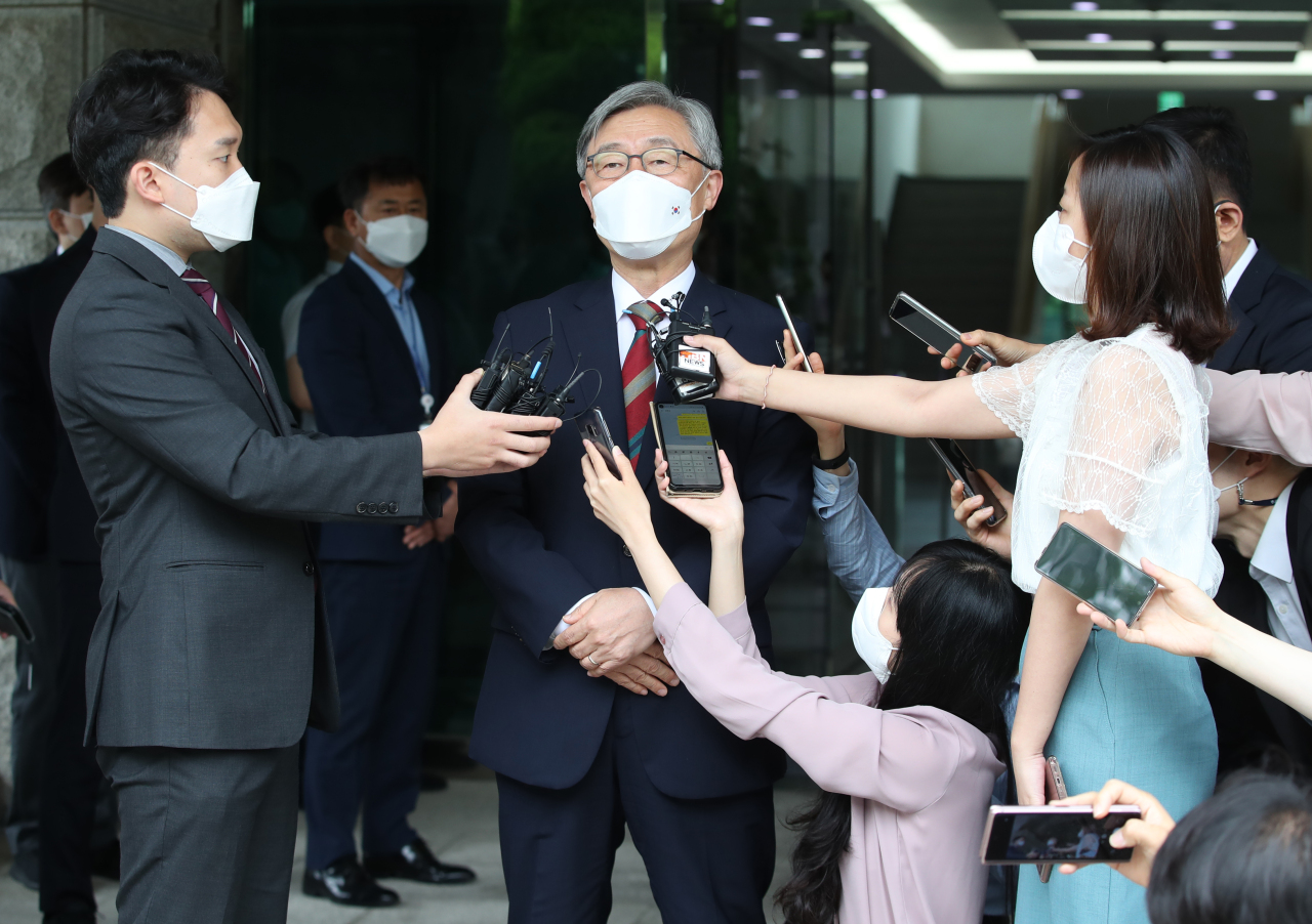 Choi Jae-hyung, chairman of the Board of Audit and Inspection, answers questions from reporters while announcing his offer to resign Monday. (Yonhap)