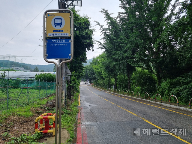 28일 오전 6시33분께 경기 성남시 서현고 3학년 김휘성 군이 성남시 분당구 새마을연수원 정문 인근 야산에서 숨진 채 발견됐다. 이날 오전 새마을연수원 인근 버스정류장의 모습. 강승연 기자