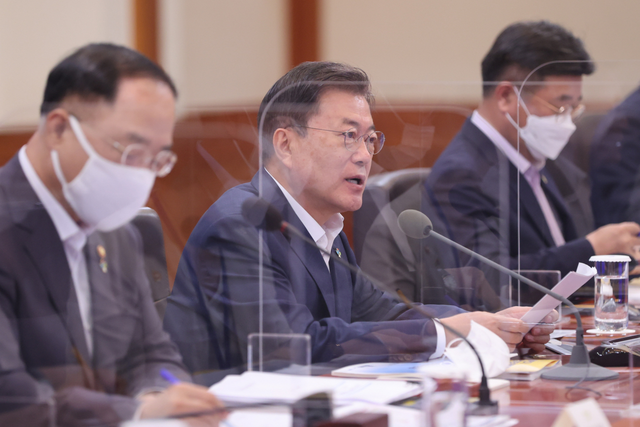 문재인 대통령이 28일 청와대 본관 세종실에서 열린 확대경제장관회의를 주재하고 있다. [연합]