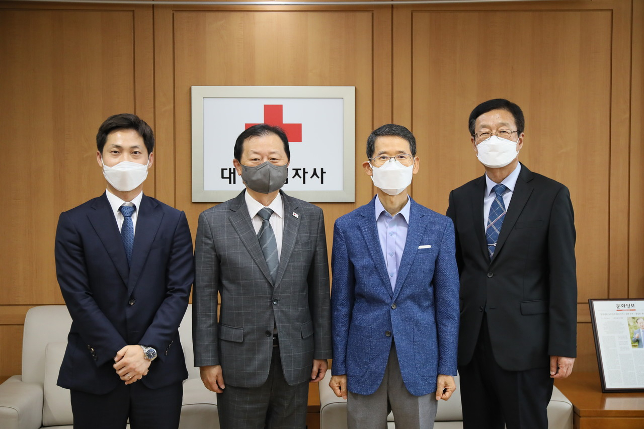 대한적십자사 신희영 회장(왼쪽 두 번째)이 28일 서울 중구 서울사무소에서 김명호 전 대한적십자사 기획조정실장, 이상인 전 보건복지부 감사관, 임영근 법무법인 나눔 변호사(이상 오른쪽부터 차례대로)를 제5기 청렴시민감사관으로 위촉했다.[대한적십자사 제공]