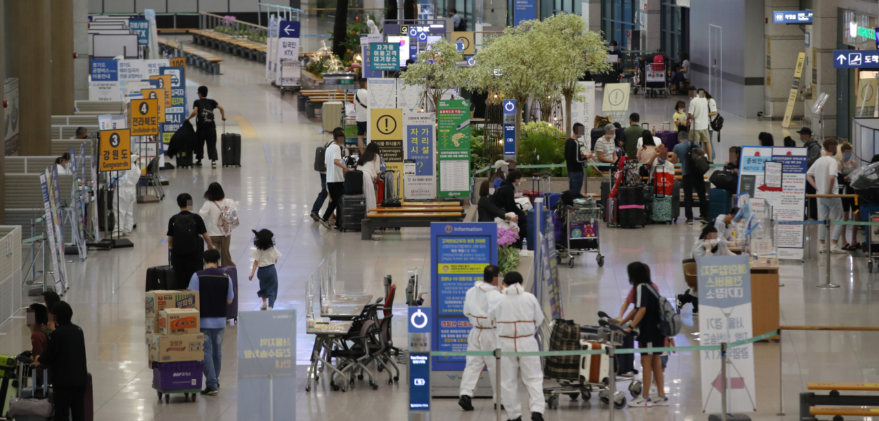 27일 인천국제공항 입국장에서 외국인 등이 대기하고 있다. 전 세계적으로 신종 코로나바이러스 감염증 '델타형' 변이가 확산하는 가운데 최근 국내 해외유입 확진자 수가 눈에 띄게 늘어 당국이 촉각을 세우고 있다. 연합뉴스