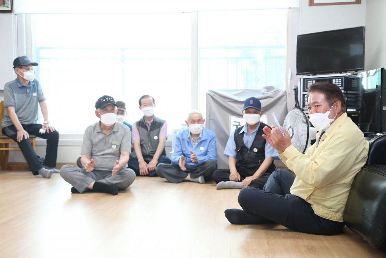 최대호 안양시장 경로당 방문.