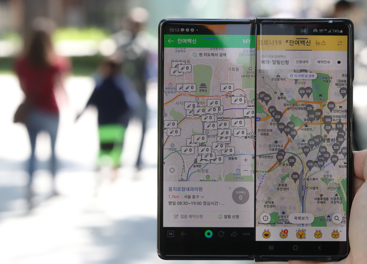 Smartphone screen shows a map of available COVID-19 vaccine slots in an area. (Yonhap)