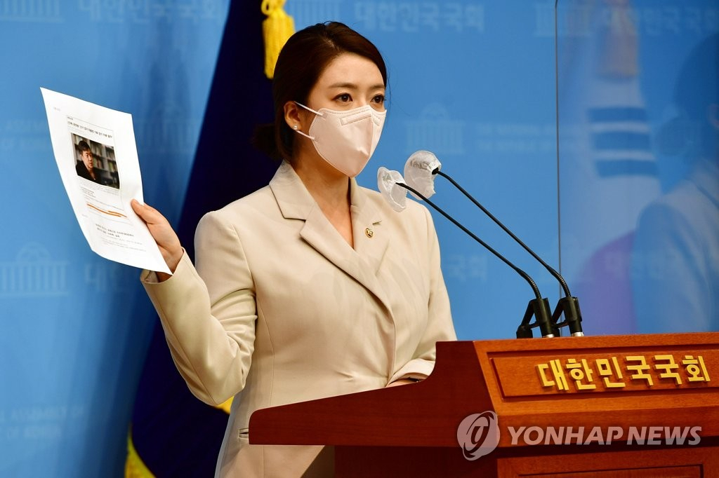 배현진 국민의힘 최고위원이 28일 국회 소통관에서 문재인 대통령의 아들 문준용씨 관련 기자회견을 하고 있다. [연합]