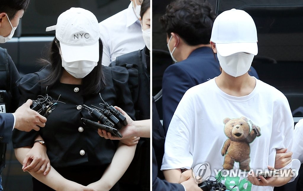 지적장애가 있는 여고생을 모텔에서 집단 폭행한 혐의를 받는 10대 2명이 28일 구속 전 피의자 심문)을 받기 위해 인천시 미추홀구 인천지방법원에 들어서고 있다. [연합]