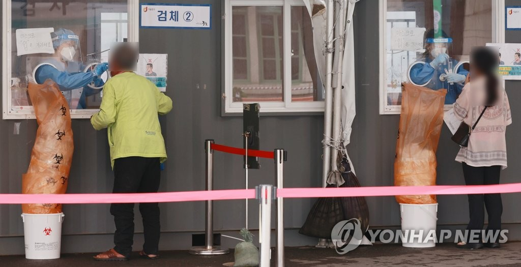 28일 오전 서울 중구 서울역 광장에 마련된 신종 코로나바이러스 감염증(코로나19) 임시 선별검사소를 찾은 시민들이 검사를 받고 있다. [연합]