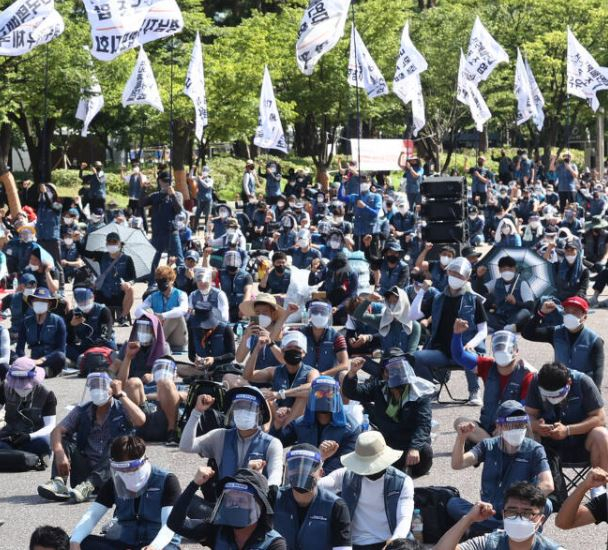 지난 16일 서울 영등포구 여의도공원에서 열린 택배노조 집회 모습. 4000여 명이 모인 당시 집회에서 신종 코로나바이러스 감염증(코로나19) 확진자 2명이 나왔다. [연합]