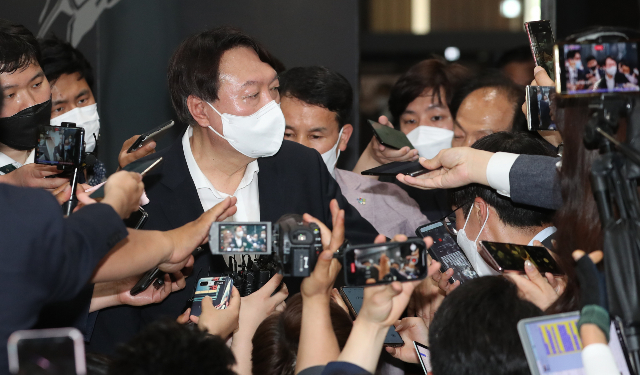윤석열 전 검찰총장이 9일 오후 서울 중구 남산예장공원 내에 있는 우당 기념관 개관식에 참석해 전시물을 관람한 뒤 취재진에 둘러싸여 있다. [연합]