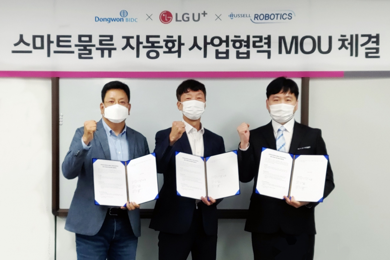 서재용(왼쪽부터) LG유플러스 스마트인프라사업담당 상무, 김창훈 BIDC 대표이사, 조부근 러셀로보틱스 대표이사가 부산신항 ‘자동화 물류 사업 협력을 위한 업무협약식’에서 기념 사진촬영을 하고 있다. [LG유플러스 제공]