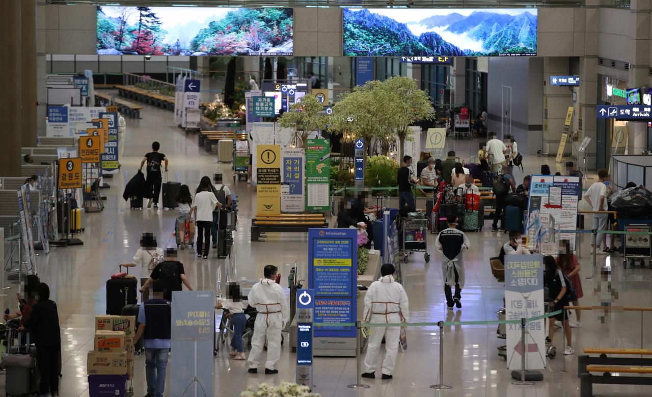 27일 인천국제공항 입국장에서 외국인 등이 대기하고 있다. 전 세계적으로 신종 코로나바이러스 감염증(코로나19) ‘델타형’ 변이가 확산되는 가운데 최근 해외에서 유입된 국내 확진자 수가 눈에 띄게 늘어 당국이 촉각을 세우고 있다. [연합]