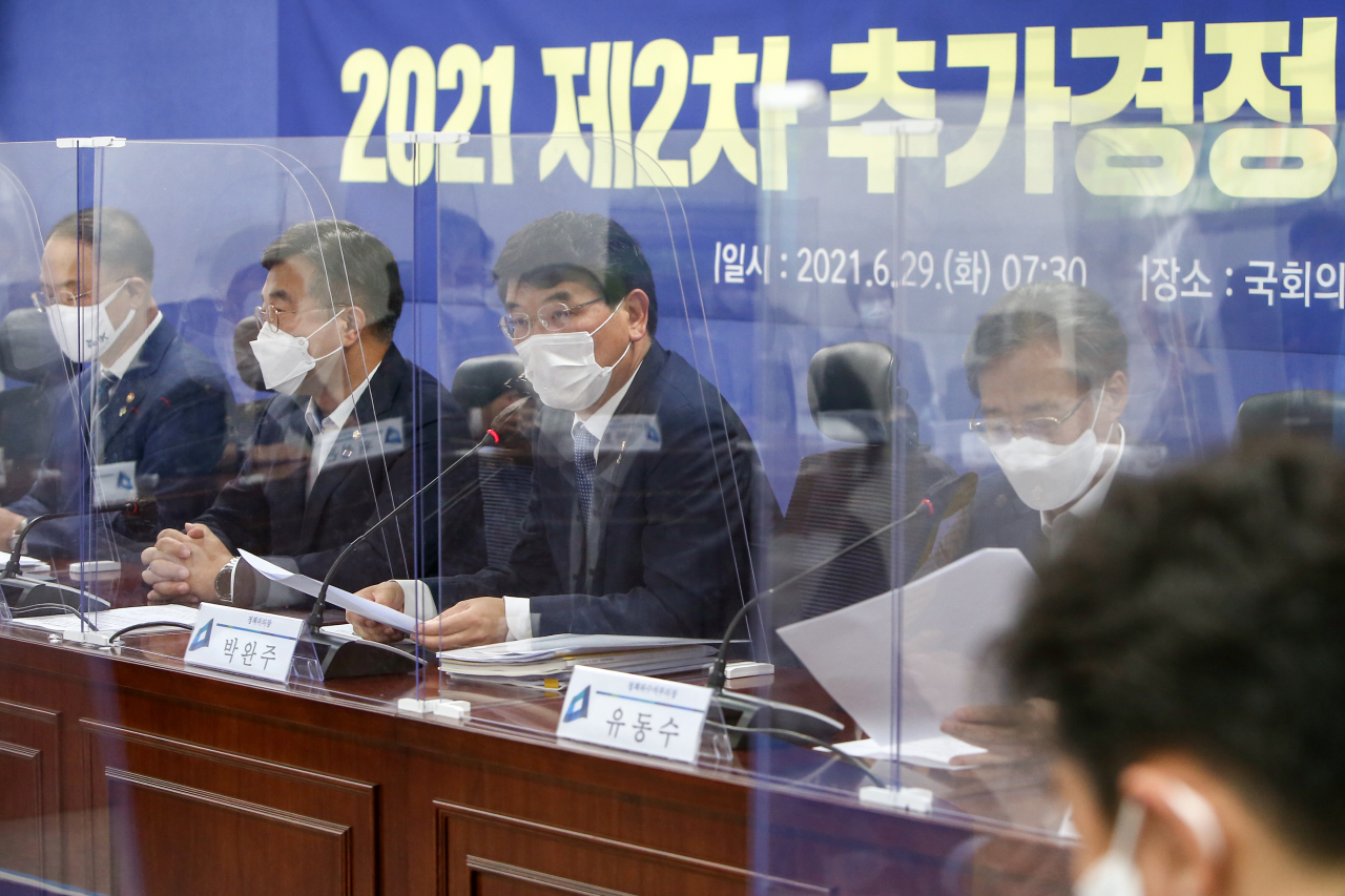 박완주 더불어민주당 정책위의장이 29일 국회 의원회관에서 열린 2021 제2차 추가경정예산안 당정협의에 참석해 발언하고 있다. [이상섭 기자]