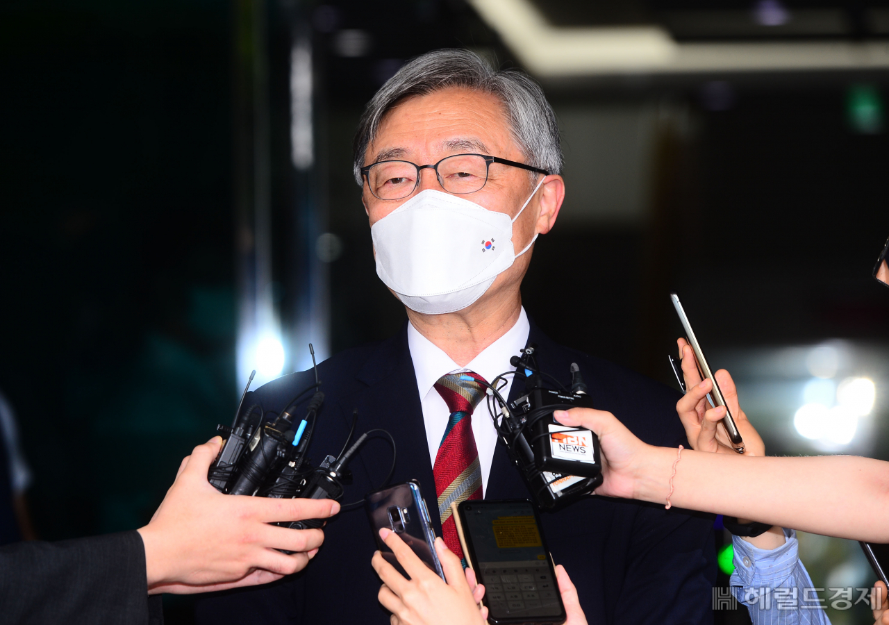 야권 잠재적 대권주자로 거론되고 있는 최재형 감사원장이 28일 오전 서울 삼청동 감사원으로 출근하면서 사의를 밝히고 있다. [헤럴드경제=박해묵 기자]