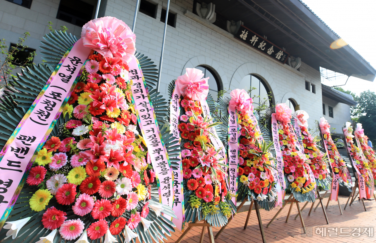 [사진=국회사진기자단] [헤럴드경제=이상섭 기자] 윤석열 전 검찰총장이 대권 도전을 공식 선언하기로 한 29일 서울 서초구 매헌 윤봉길 의사 기념관 앞에 윤 전 총장의 지지자들이 보낸 화환들이 세워져 있다.