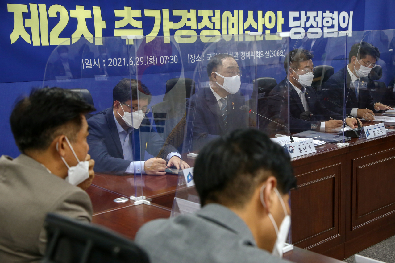 2차 추가경정예산 편성이 확정되면서 하반기 경제정책도 재정 직접지원을 통한 내수활력 확보로 방향이 정해졌다. 다만, 직접적인 ‘돈 나눠주기’가 장기적 내수동력이 될 수 있을지는 의문이다. 홍남기 부총리 겸 기획재정부 장관이 29일 국회 의원회관에서 열린 2021 제2차 추가경정예산안 당정협의에 참석해 발언하고 있다. [연합]