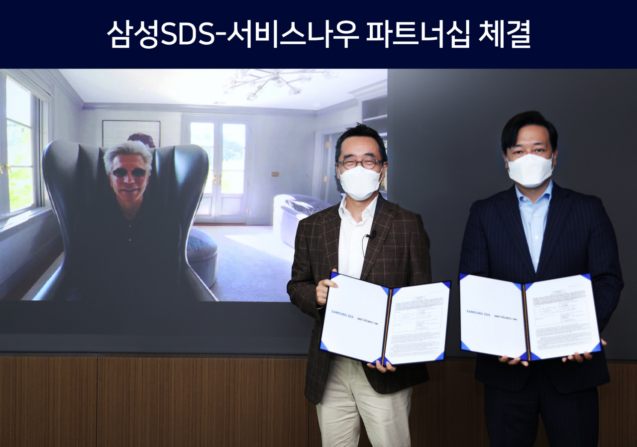황성우 삼성SDS 대표(가운데)와 빌 맥더멋 서비스나우 CEO(좌측), 김규하 서비스나우 한국대표(우측)가 29일 삼성SDS 잠실캠퍼스에서 클라우드 기반 디지털 전환 사업 확대를 위한 전략적 파트너십을 체결했다. [삼성SDS 제공]