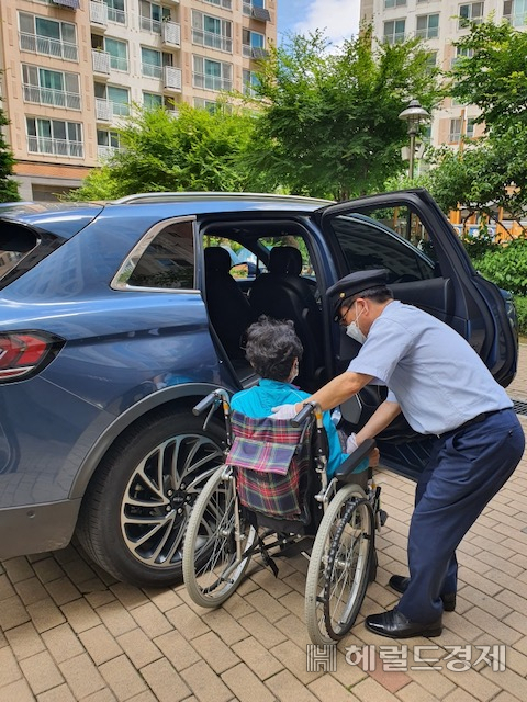 전문 운전기사가 장애인의 이동을 돕고 있다. [송파구 제공]