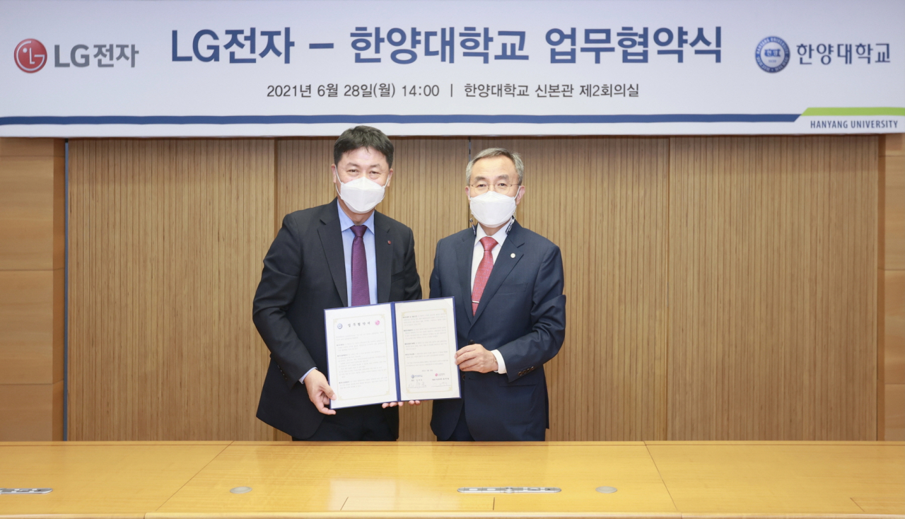 LG전자는 28일 서울시 성동구에 위치한 한양대학교에서 김우승 총장(사진 오른쪽), LG전자 H&A사업본부장 류재철 부사장 등이 참석한 가운데 인공지능·빅데이터 분야 업무협약을 체결했다. [LG전자 제공]
