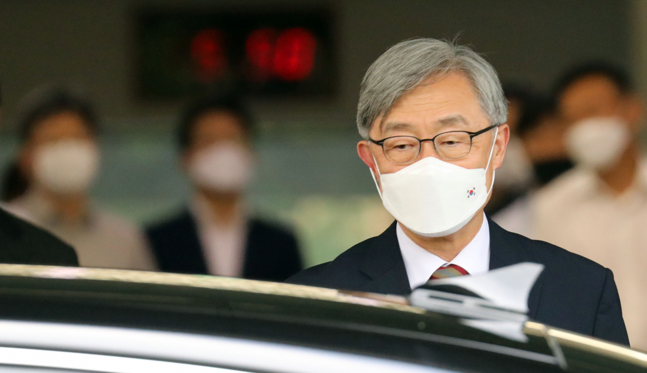 사의를 밝힌 최재형 감사원장이 28일 오후 직원들의 배웅을 받으며 감사원을 떠나고 있다. [연합]