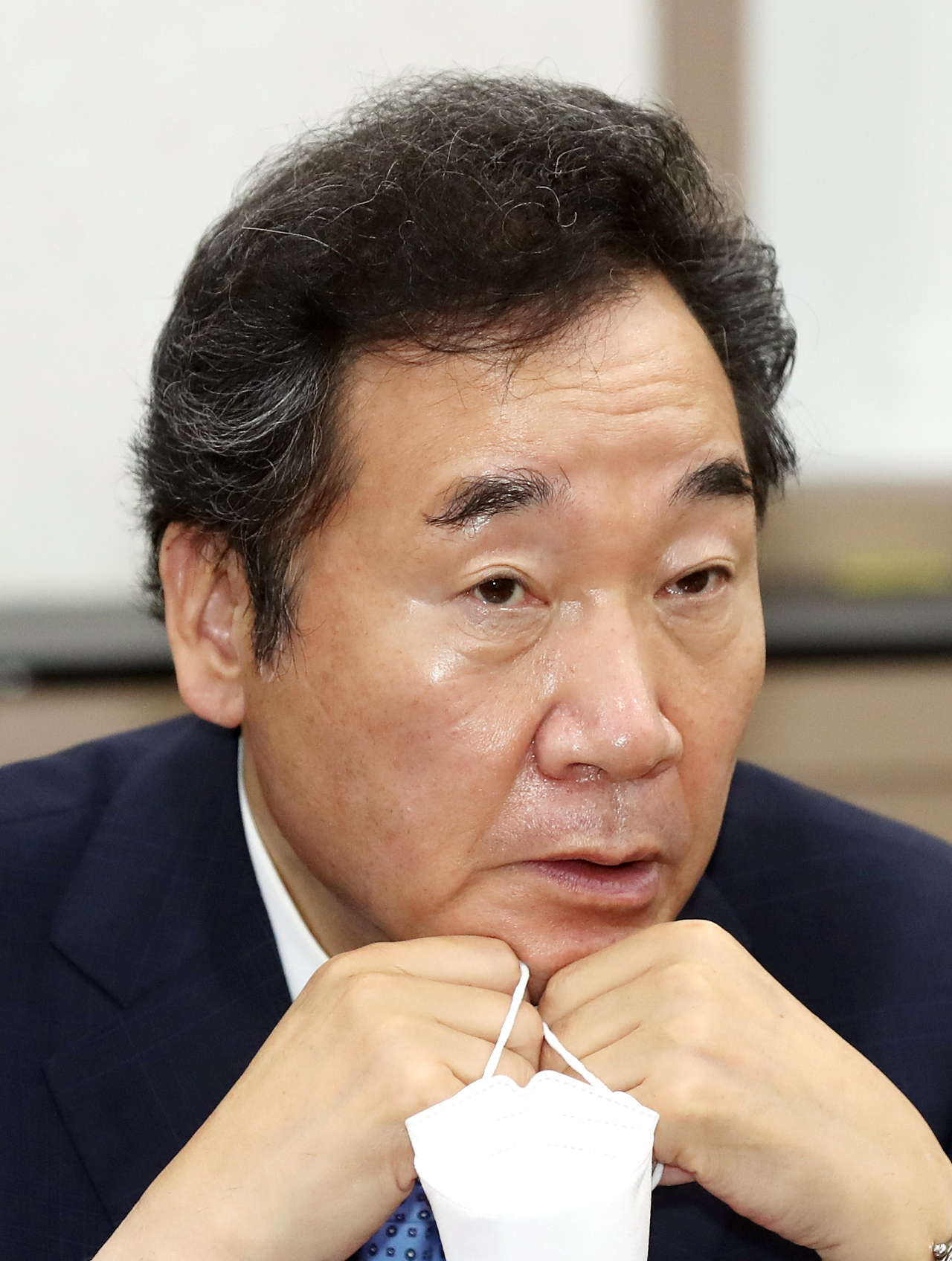 이낙연 전 더불어민주당 대표가 지난 28일 오전 인천시 연수구 자동차 부품제조업체인 만도헬라일렉트로닉스를 방문해 업체 관계자에게 최근 수급 문제가 불거진 자동차용 반도체 상황에 대해 묻고 있다. [연합]