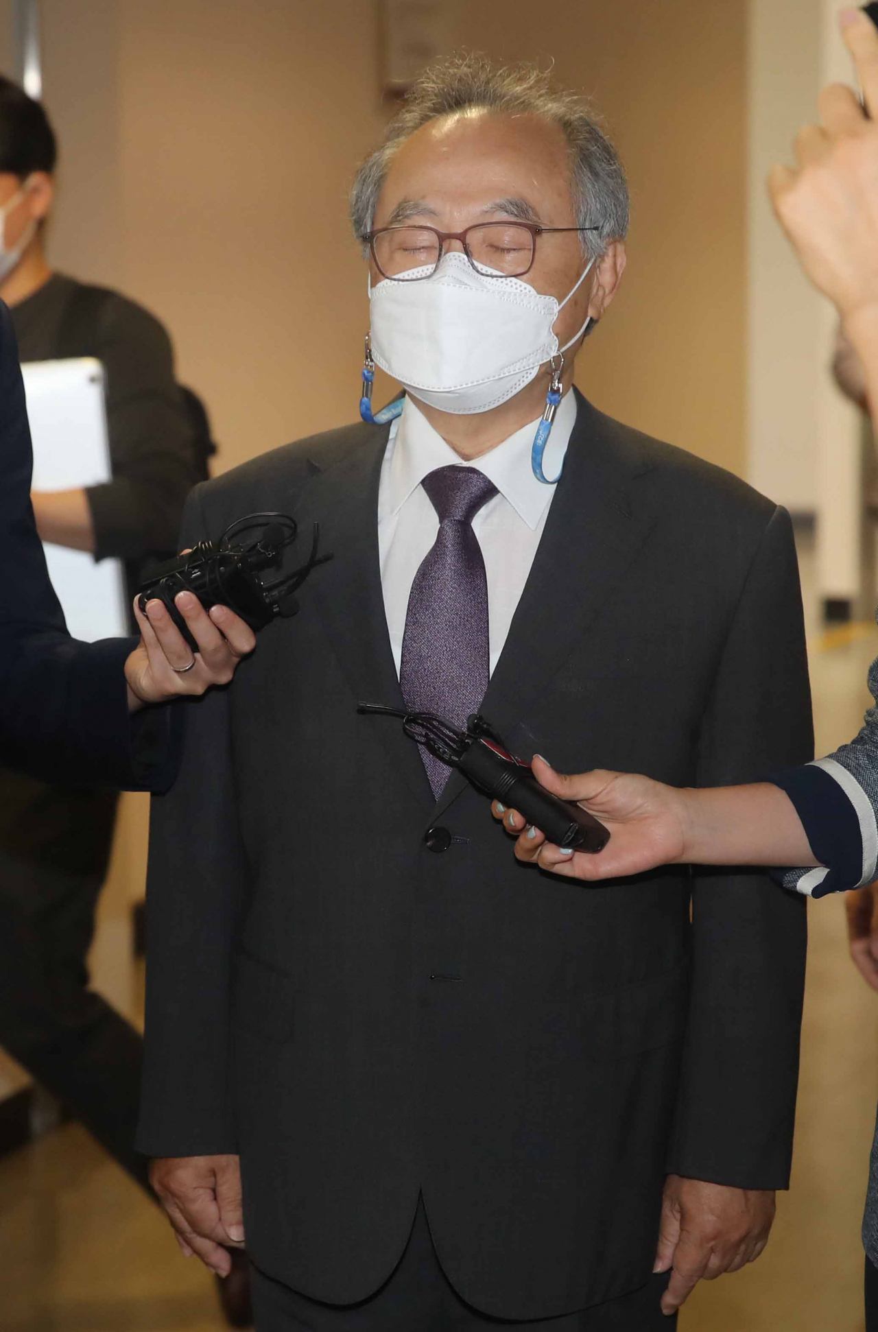 강제추행치상 혐의로 기소된 오거돈 전 부산시장이 29일 오전 부산 연제구 부산지방법원에서 열린 선고공판에 출석하고 있다. 연합뉴스