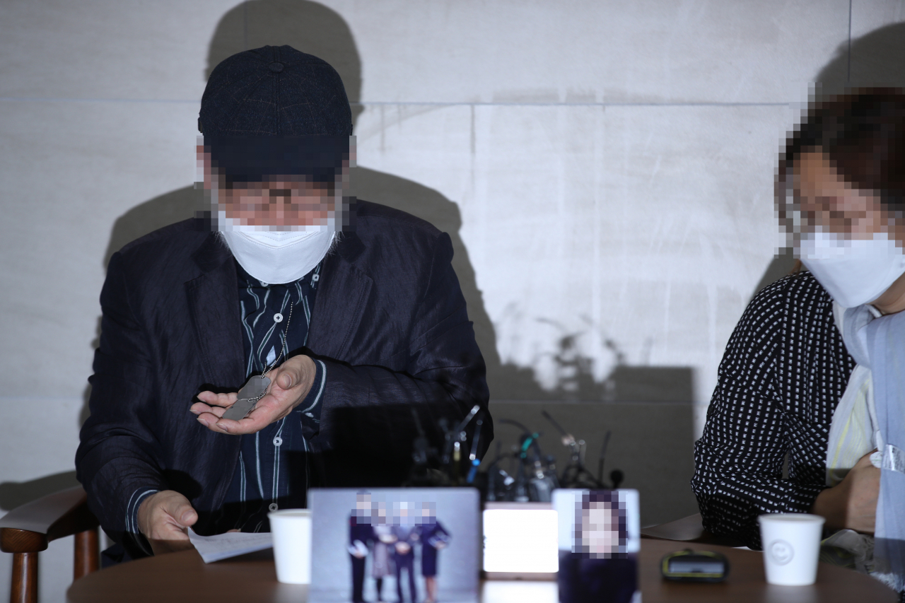 국방부는 30일 군인권센터가 공군 이 모 중사 성추행 사망 사건과 관련해 국방부 검찰단과 조사본부의 축소·은폐 의혹을 제기한 데 대해 강한 유감을 표명하며 반박했다. 이 중사의 부친이 지난 28일 경기 성남 국군수도병원 기자회견 때 목에 걸고 나온 이 중사의 군번줄을 들어 보이고 있다. [연합]