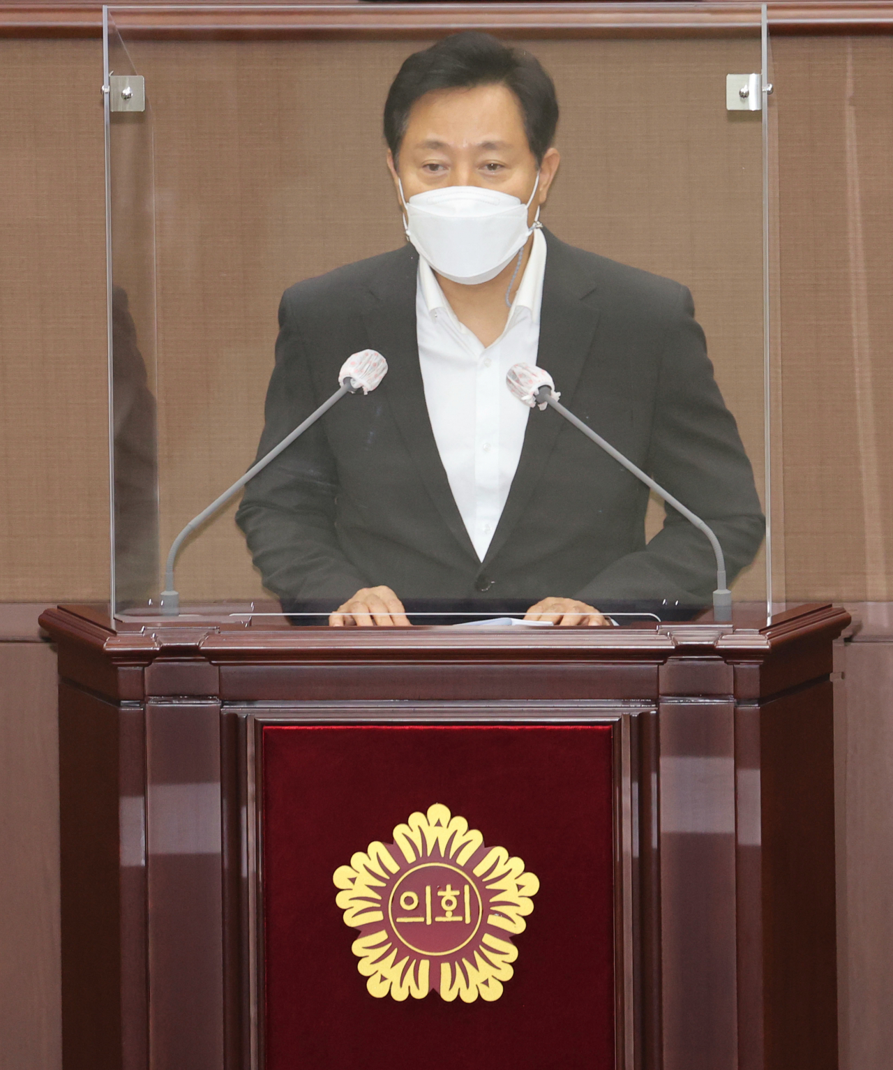 오세훈 서울시장이 29일 서울시의회에서 열린 제301회 정례회 제2차 본회의 시정질문에서 신임 간부를 소개하고 있다. 연합뉴스