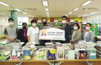 애경산업 송기복 상무(왼쪽에서 다섯번째), 서울하늘초등학교 김재영 학교장(왼쪽 네번째), 마포구 최은하 구의원(왼쪽 세번째) 등이 참석해 기념촬영을 하고 있다. [애경산업 제공]