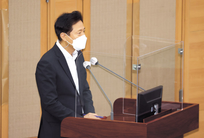 오세훈 서울시장이 29일 서울시의회에서 열린 제301회 정례회 제2차 본회의 시정질문에서 더불어민주당 서윤기 서울시의원의 질의에 답변하고 있다. [연합]