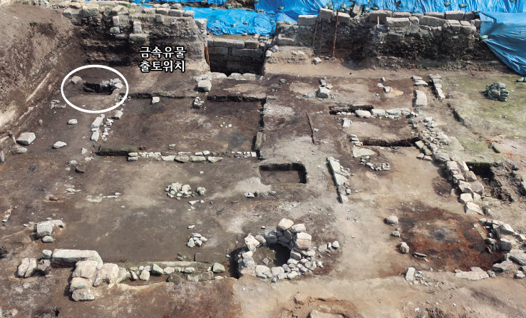 서울 인사동 유적에서 매우 희귀한 조선 전기 금속활자뿐만 아니라 그동안 기록으로만 전하던 천문시계 ‘일성정시의’(日星定時儀) 부품과 물시계 옥루 혹은 자격루의 부속품인 ‘주전’(籌箭)으로 추정되는 동제품까지 한꺼번에 출토됐다고 문화재청이 29일 밝혔다. 사진은 발굴 당시 인사동 유적의 모습. [문화재청 제공]