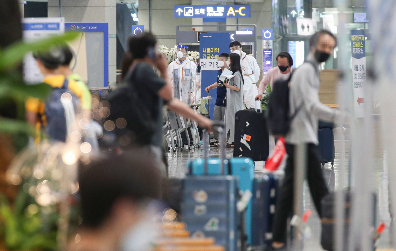 코로나19 신규 확진자 수가 600명대에 육박한 29일 오전 인천국제공항 제1여객터미널 입국장 모습. 중앙방역대책본부(방대본)는 이날 0시 기준 신규 확진자 수는 595명으로 이 가운데 지역발생이 560명, 해외유입이 35명으로 집계됐다고 밝혔다. [연합]