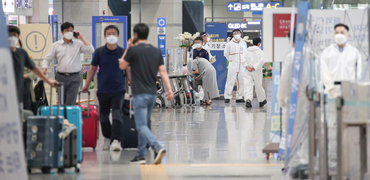 국내 코로나19 신규 확진자 수가 600명대에 육박한 29일 오전 인천국제공항 제1여객터미널 입국장 모습. [연합]