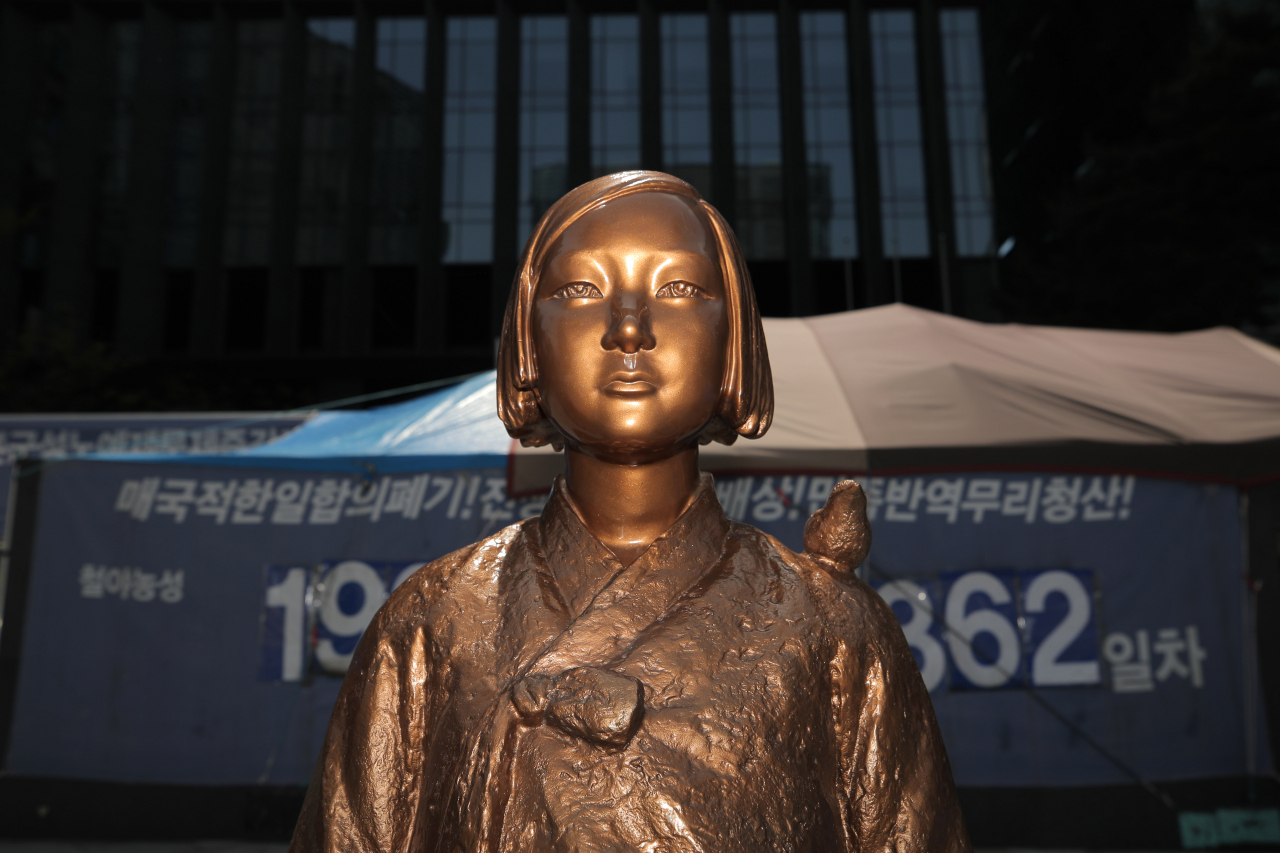세계 전시성폭력 추방의 날인 지난 19일 오후 옛 주한일본대사관 앞 평화의 소녀상이 오늘도 묵묵히 자리를 지키고 있다. '세계 전시성폭력 추방의 날'은 유엔평화유지군의 성폭력 범죄 처벌을 강화한 유엔 안보리결의안 1820호가 채택된 날을 기념해 2015년 제정됐다. [연합]
