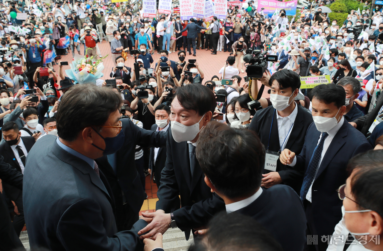 [사진=국회사진기자단] [헤럴드경제=이상섭 기자] 윤석열 전 검찰총장이 29일 오후 서울 서초구 매헌 윤봉길 의사 기념관에서 대선출마선언을 앞두고 국회의원들과 인사하고 있다.