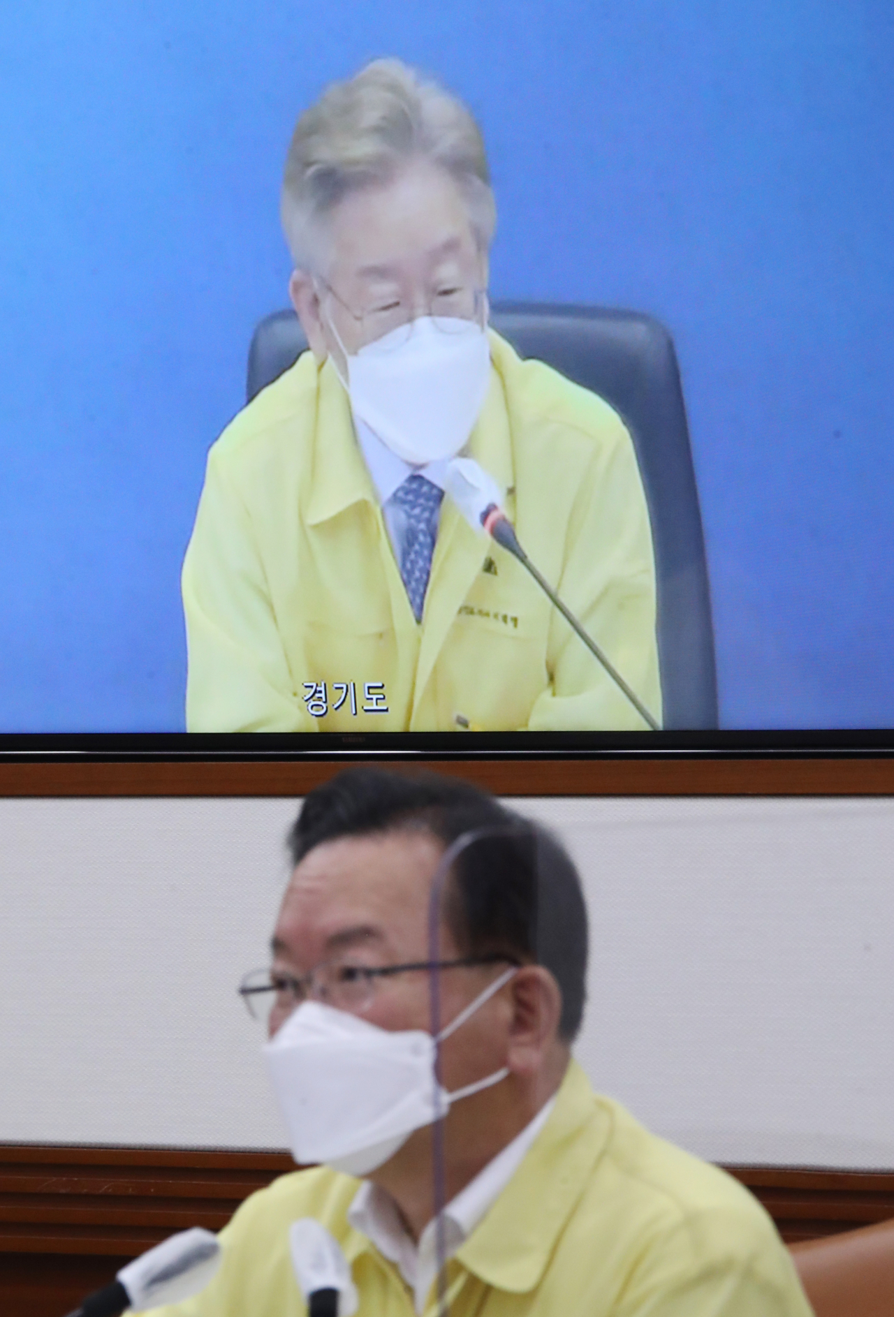 이재명(위) 경기지사가 29일 김부겸 국무총리 주재로 정부서울청사에서 열린 코로나19 대응 중앙재난안전대책본부(중대본) 회의에서 발언하고 있다. [연합]