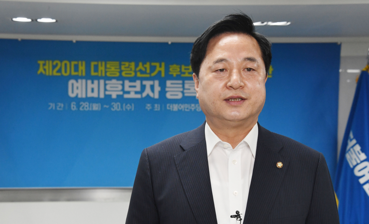 김두관 더불어민주당 의원이 29일 서울 여의도 더불어민주당 중앙당사에서 제20대 대통령 선거 후보자 선출을 위한 예비후보자 등록을 마치고 소감을 말하고 있다. [연합]