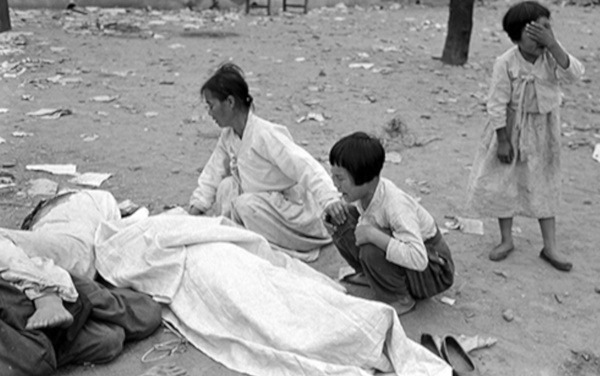 1948년 여순사건 희생자 가족이 오열하고 있다. [여수시 제공]