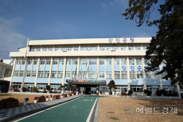 강진군은 최근 다산상표권과 관련 무상기부 종용과 남양주시 캐릭터 도용 등 논란을 빚고 있다.